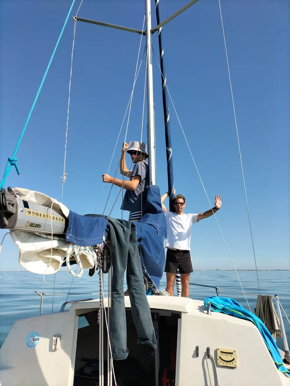 À bord d'un voilier, au mouillage par temps calme